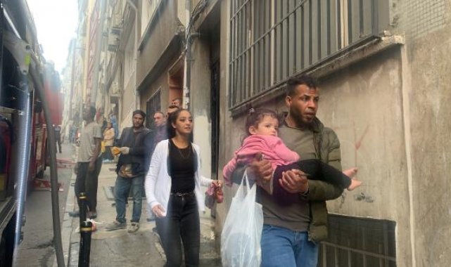 Şişli'de 3 katlı binada yangın: Mahsur kalan 2 çocuğu inşaat işçileri kurtardı