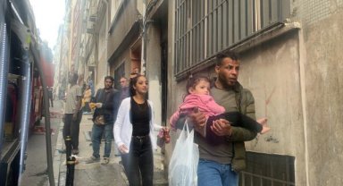 Şişli'de 3 katlı binada yangın: Mahsur kalan 2 çocuğu inşaat işçileri kurtardı