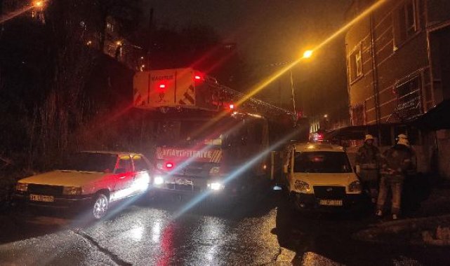 Şişli'de metruk binanın ahşap asma katı alev alev yandı