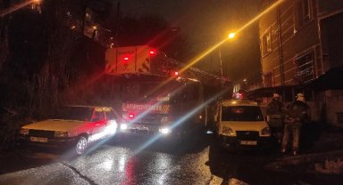 Şişli'de metruk binanın ahşap asma katı alev alev yandı