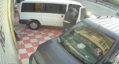 ŞİŞLİ'DE TAMİRHANENİN KEPENGİNİ KIRAN 4 ŞÜPHELİ, ÇEVREDEKİLERİN TEPKİSİYLE KAÇTI