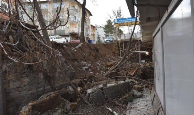 Sivas'ta istinat duvarının çökme anı kamerada