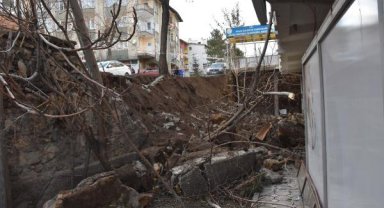 Sivas'ta istinat duvarının çökme anı kamerada