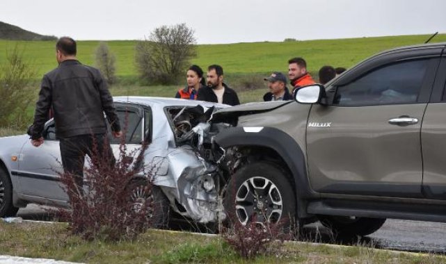 Sivas'ta kamyonet otomobile çarptı: 8 yaralı
