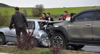Sivas'ta kamyonet otomobile çarptı: 8 yaralı