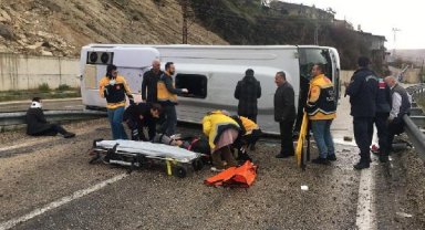 Sivas'ta midibüs devrildi: 10 yaralı