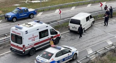 Sivas'ta minibüs, bariyerlere çarptı; 4 yaralı
