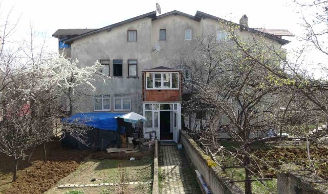 Sobadan sızan gazdan etkilenen çifti pencereden eve giren komşuları kurtardı