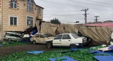 Soda yüklü TIR devrildi; 2 yaralı