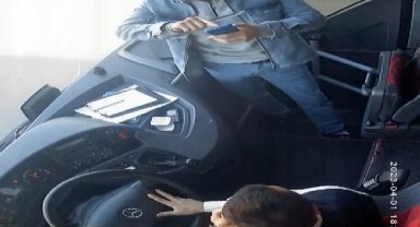 Şoförü bıçakla rehin alıp, yolcu otobüsünü kaçırdı