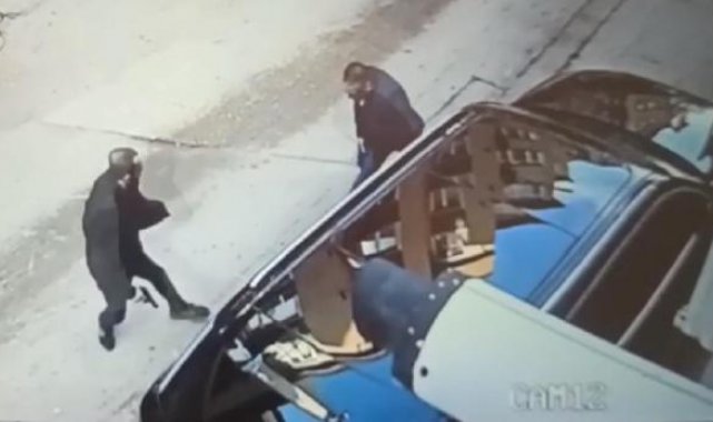 Sokakta silahlı saldırı kamerada