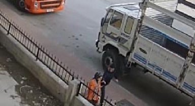 Sokakta yürüyen kadının telefonunu alan kapkaççılar yakalandı