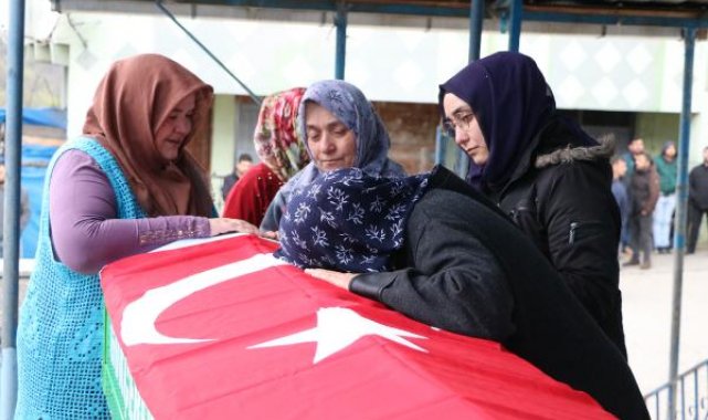 Soma'da karbonmonoksit zehirlenmesinden ölen madenci Zonguldak'ta toprağa verildi