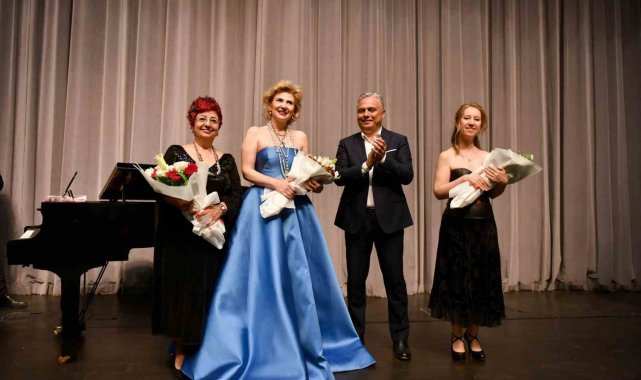 Soprano Esra Abacıoğlu Akcan sanatseverlerle buluştu.