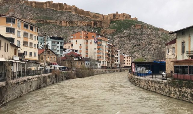 Su seviyesi azalan Çoruh Nehri'nin yağışlar sonrası debisi yeniden arttı