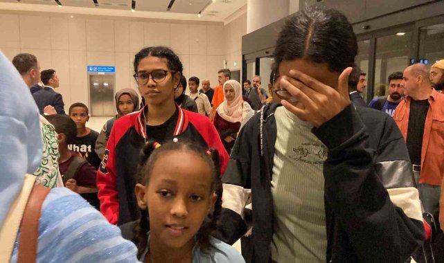 Sudan'dan tahliye edilen Türk vatandaşları askeri uçakla İstanbul'a getirildi