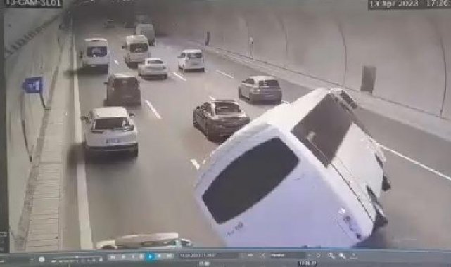 Sultangazi'de adliye çalışanlarını taşıyan servis aracının kazası kamerada