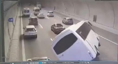 Sultangazi'de adliye çalışanlarını taşıyan servis aracının kazası kamerada