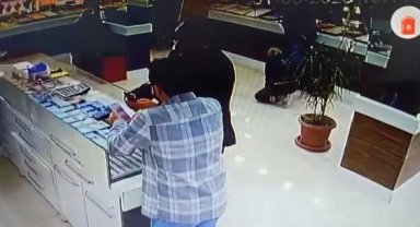 Sultangazi'de 2 çocuk 4 milyon liralık altın bulunan çantayı çaldı
