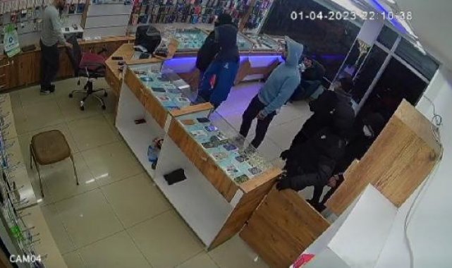 Sultangazi'de iş yeri sahibinin kaçırılması güvenlik kamerasında