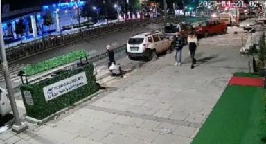 Sultangazi'de kızdığı amcasının aracını parçaladı