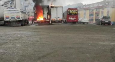 Sultangazi'de park halindeki kamyonun kasası alev alev yandı