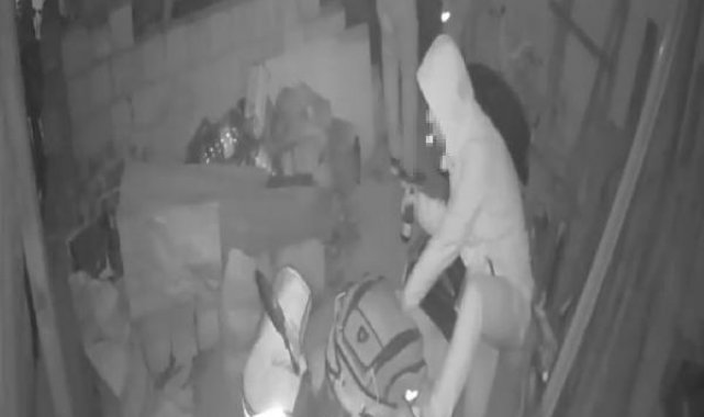 Sultangazi'de rahat tavırlarıyla dikkat çeken hırsızlar kamerada