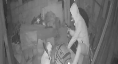 Sultangazi'de rahat tavırlarıyla dikkat çeken hırsızlar kamerada