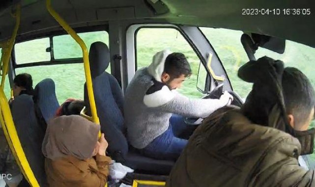 Sürücüsü uyuyan otobüs tarlaya uçtu: 4 yaralı; kaza anı kamerada