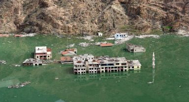 Suya gömülen ilçede yılanlar da kurtarıldı