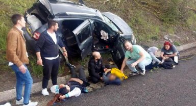 Takla atan otomobilde kalbi duran sürücü kalp masajı ile hayata döndürüldü