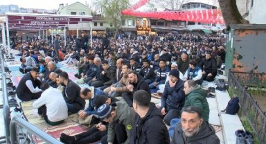 Taksim ve Eyüpsultan Camii'ne binlerce kişi akın etti