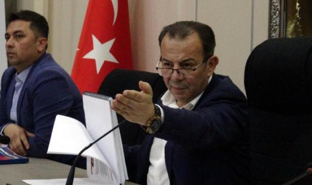Tanju Özcan, önceki toplantıda kendisine su şişesi fırlatan meclis üyesini dışarı çıkarttı