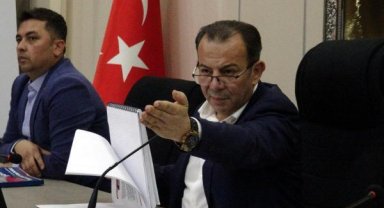 Tanju Özcan, önceki toplantıda kendisine su şişesi fırlatan meclis üyesini dışarı çıkarttı