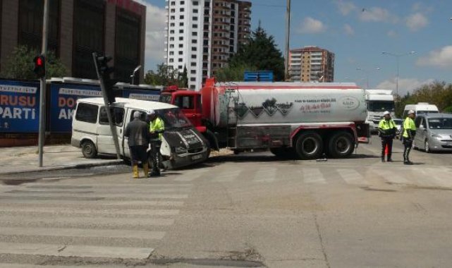 Tanker, kırmızı ışıkta bekleyen 3 araca çarptı