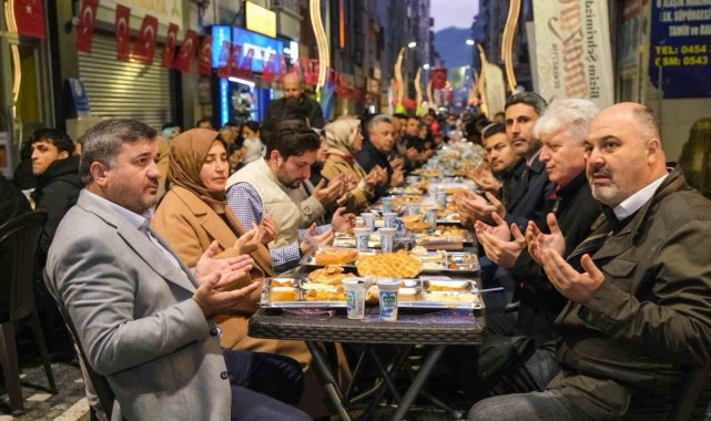 Tarihi cadde peyzaj çalışmasının ardından verilen iftar yemeği ile hizmete açıldı