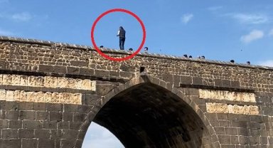Tarihi On Gözlü Köprü'nün kemerinde halay çekti