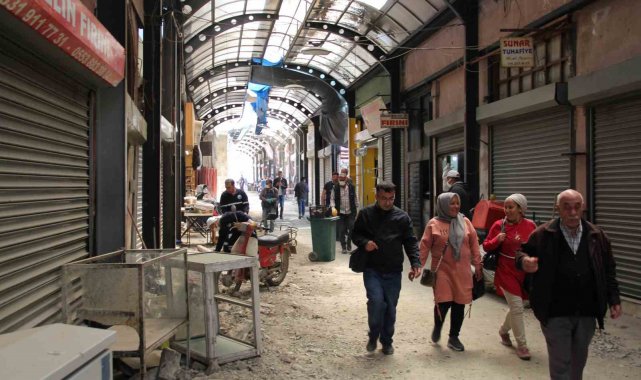 Tarihi Uzun Çarşı'da esnaf yaralarını sarıyor