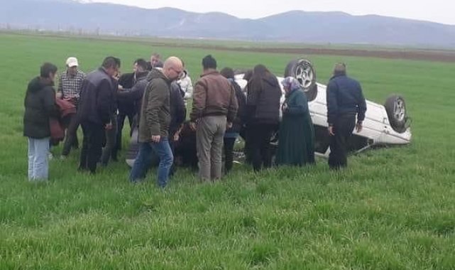 Tarım arazisine devrilen otomobilde 4 kişi yaralandı
