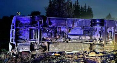 Tarsus'ta midibüs takla attı: 12 yaralı