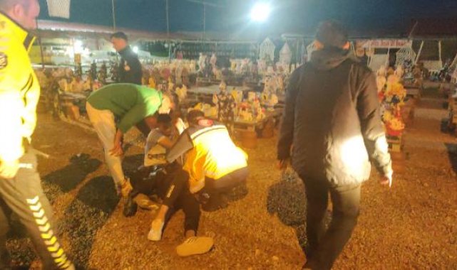 Tatilden dönen arkadaşlar otomobilden inip bıçak ve sopalarla birbirine saldırdı: 3 yaralı