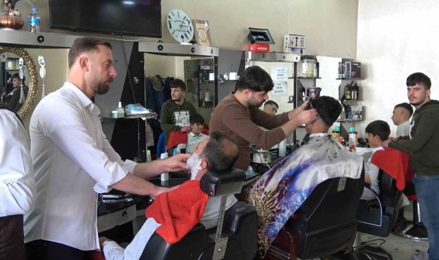Tatvan'da bayram öncesi berberlerde yoğunluk