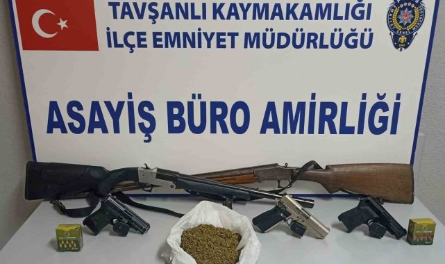 Tavşanlı'da araçlarında ve evlerinde silah ve uyuşturucu bulunan 2 kişi tutuklandı