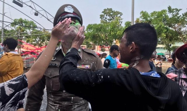 Tayland Başbakanı su savaşına katıldı