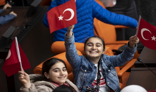 TBMM Başkanı Şentop koltuğunu 5. sınıf öğrencisi Medine Karakışla'ya devretti