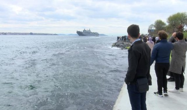 TCG Anadolu'nun yapımında çalışan personeller, boğazdan geçişini gururla izledi