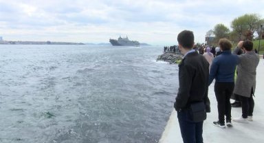 TCG Anadolu'nun yapımında çalışan personeller, boğazdan geçişini gururla izledi