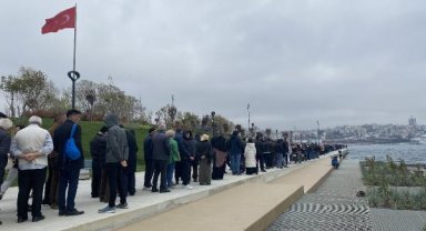 TCG Anadolu'ya 2. günde ziyaretçi akını: Metrelerce uzuklukta kuyruk oluştu