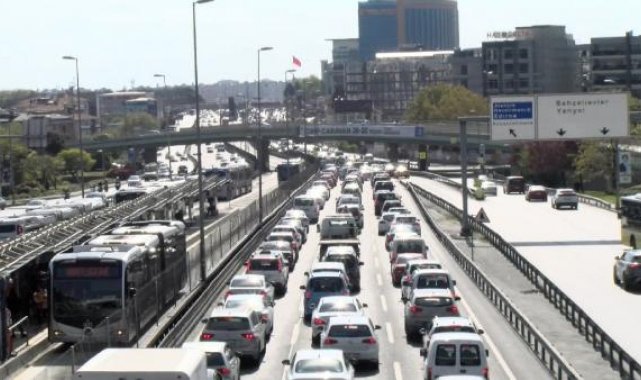 TEKNOFEST nedeniyle d-100'de trafik durma noktasına geldi