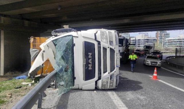 TEM Seyrantepe Bağlantı Yolunda hafriyat kamyonu yan yattı: 1 yaralı